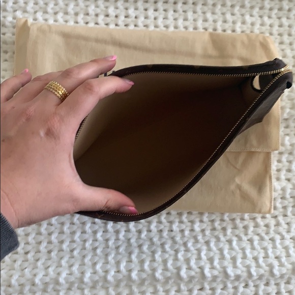 New Louis Vuitton Toiletry 26 - Picture 3 of 6